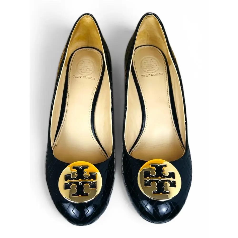 Tory Burch Quinn Quilted Patent Leather Wedge Pumps Gold Logo Black Size 7